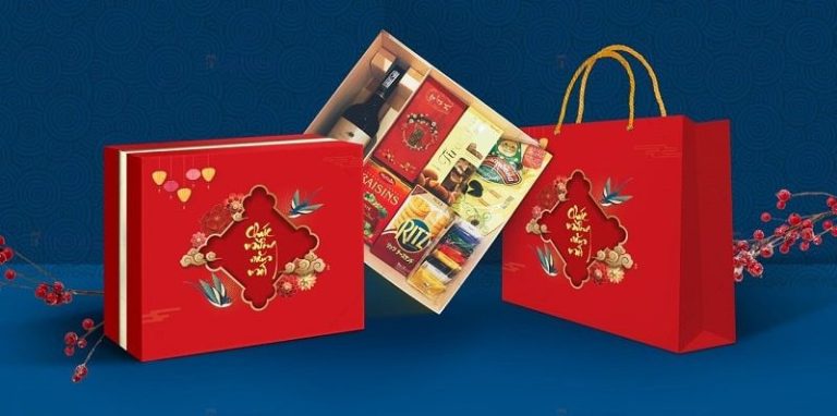 Hộp quà tết màu đỏ họa tiết thư pháp và hoa, kèm túi giấy đồng bộ