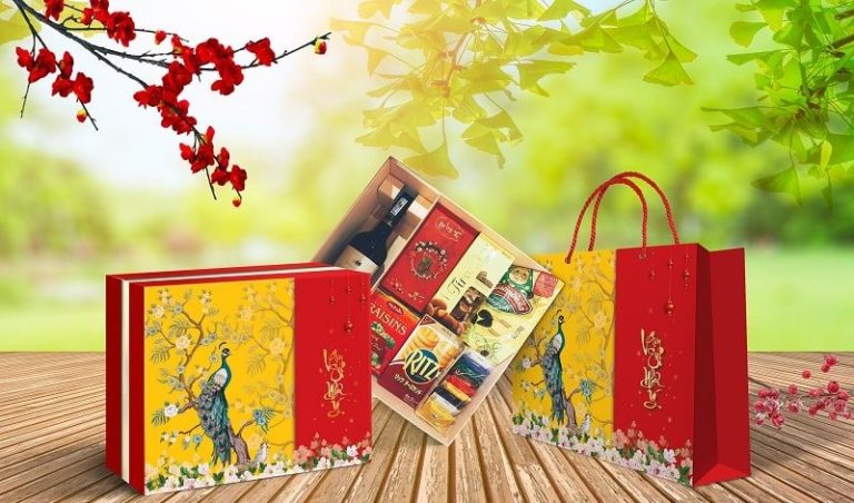 Hộp quà tết phối vàng đỏ họa tiết chim công, kèm túi giấy
