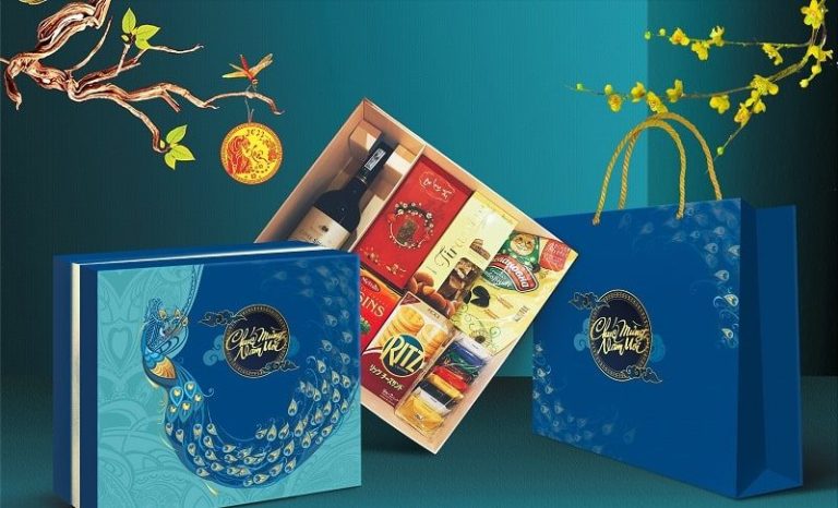 Hộp quà tết màu xanh ngọc họa tiết chim công, kèm túi giấy