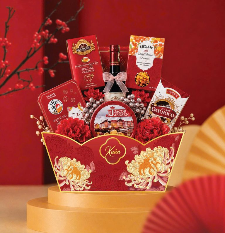 Khay quà tết màu đỏ dạng mở đựng rượu, bánh kẹo và đặc sản